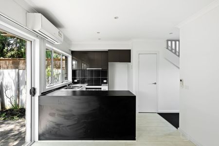 MODERN TOWNHOUSE, CENTRAL WERRIBEE - Photo 4