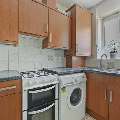 2 bedroom property to rent in London - Photo 1