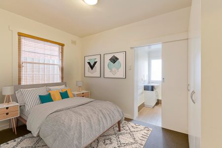 Art Deco Ground Floor Apartment in a Prime Position - Photo 2