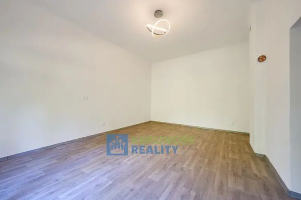 Slunný byt 3+kk po celkové renovaci s předzahrádkou v obci Stará Paka – ihned k pronájmu - Fotografie 1