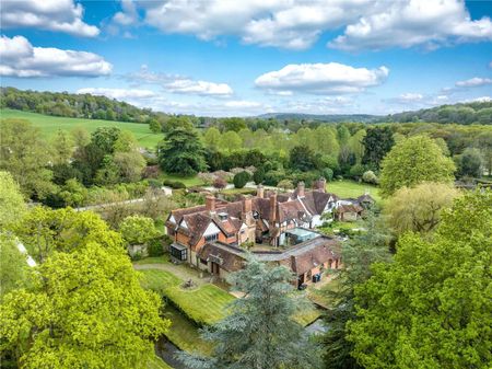 Magnificently historic and beautifully presented five bedroom wing in romantic gardens. - Photo 5