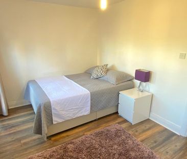 3 Bed Terraced House, Heron Place, SE16 - Photo 5