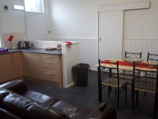 Kirkstall Avenue Room 4 - Photo 1