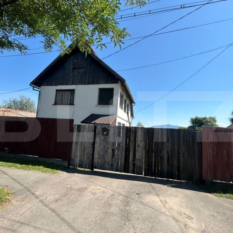 Teren ingradit si casa la rosu - Fotografie 1