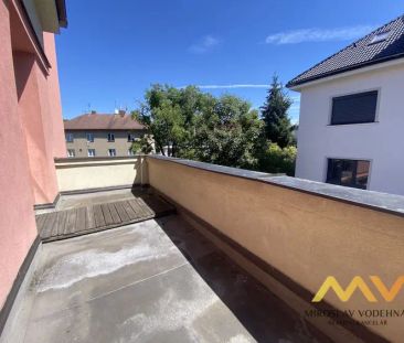 Pronájem atypického podkrovního bytu 2+kk, 65 m - Fotografie 3