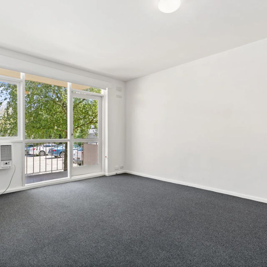 Light-Filled 1 Bedroom Apartment in Prime Armadale Location - Photo 1