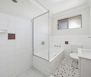 LIGHT AND AIRY 2 BEDROOM APARTMENT IN GREAT LOCATION - Photo 5