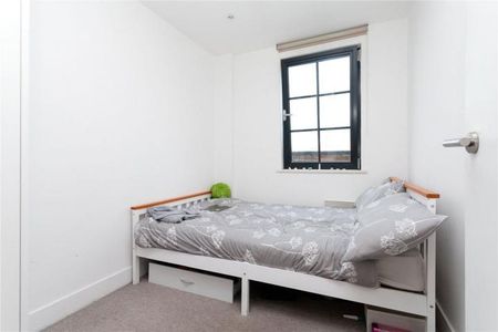 Stylish 2 double bedroom property with access to private balcony - Photo 3