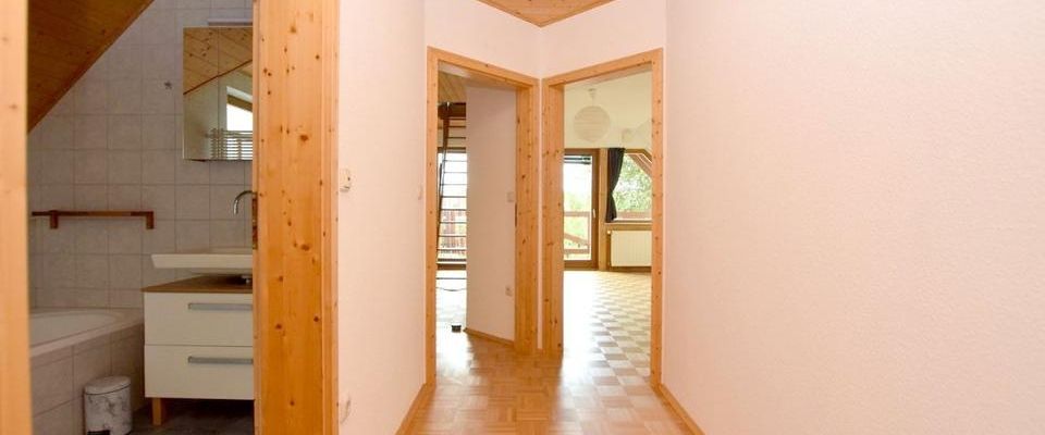 Moderne, helle Maisonette-Wohnung auf 2 Ebenen mit Terrasse, Balkon und Einbauküche. - Foto 1