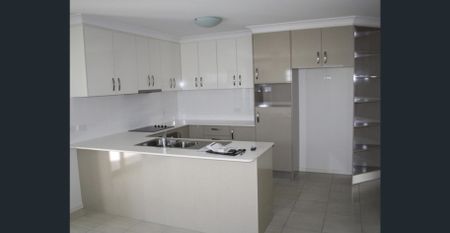 Light-Filled Apartment with Spacious Living - Photo 4