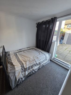 Room in a Shared House, Allhallows Road, E6 - Photo 1