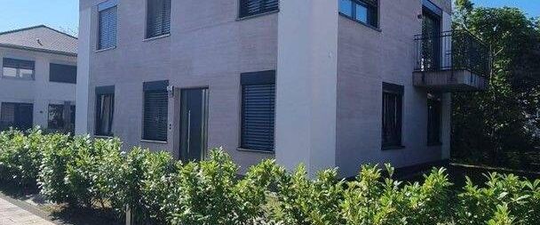 Traumhafte Bauhausvilla in absoluter Ruhe mit eigenem Garten - Foto 1