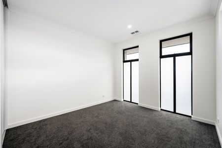 Stunning Executive Home - Midway Between City and Beach! - Photo 3