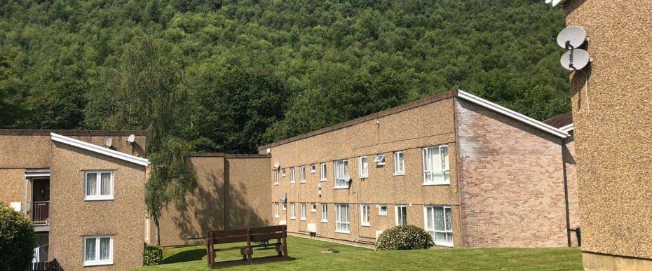 **Apply on line ** 2 bedroom 1st floor flat with stairlift/ standard bath. Bronallt, Crynant - Photo 1