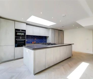 3 bedroom flat in London - Photo 3