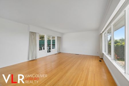 House in North Vancouver, BC - Photo 4