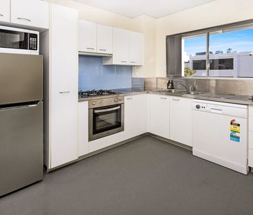 Spacious, Modern Apartment in Central Location - Photo 5