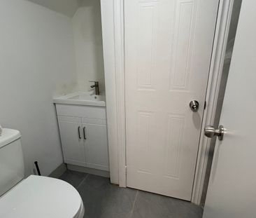 For Lease - 201 Enchanted Hills Crescent Unit# Apartment B, Toronto... - Photo 4