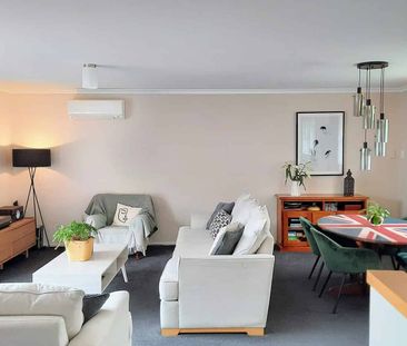 Sunny and private home with a view - Photo 3