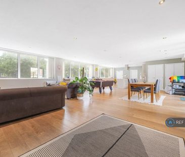 3 bedroom flat to rent - Photo 1