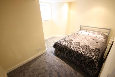 5 bedroom end of terrace house to rent - Photo 4