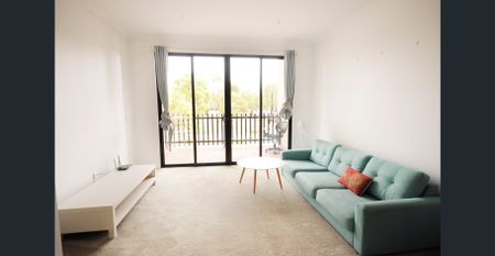 Furnished 3 bedroom townhouse, only 2 mins drive to Highpoint! - Photo 3