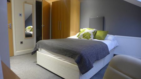 Large Double Loft Room With Ensuite - Photo 5