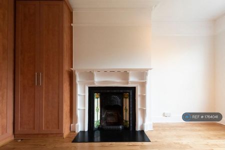 4 bedroom semi-detached house to rent - Photo 4