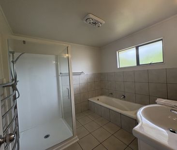 Modern 2 Bedroom - Photo 3