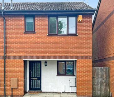 3 bedroom end of terrace house to rent - Photo 1