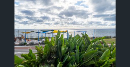 ON THE BEACH! - Photo 4