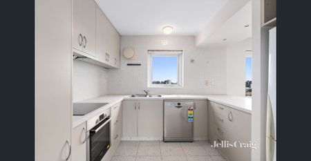 Spacious And Light-Filled Living With City Views - Photo 2