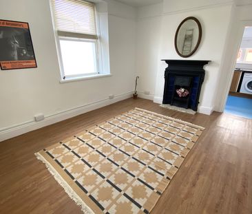 £1,400 PCM, Spacious Three Double Bedroom Maisonette with Enclosed ... - Photo 5