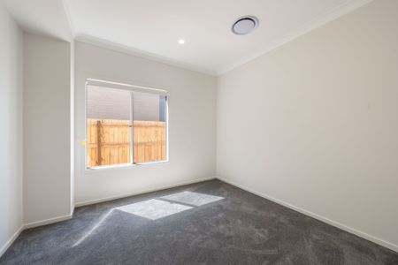 Spacious Family Home With Multiple Living Areas in the Popular Alcove Estate - Photo 2