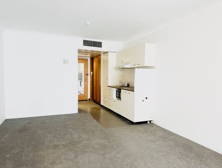 Great one-bedroom in premium location - Photo 4