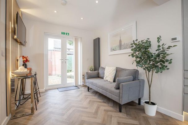 6 bedroom semi-detached house to rent - Photo 1