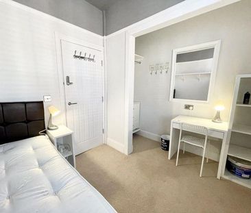 1 bedroom in a flat share to rent - Photo 3