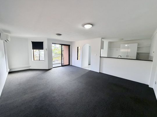 Top-Floor Apartment Opposite the Broadwater – Freshly Updated & Ready to Enjoy - Photo 1