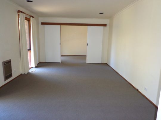 Inviting Three Bedroom Home - Photo 1