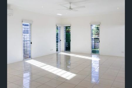 Spacious Family Home in Prime Coastal Location - Photo 3