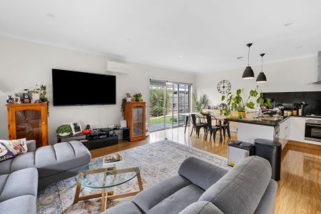 Modern 3 bedroom home - Photo 2