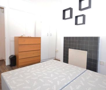 1 bedroom in a flat share to rent - Photo 3