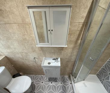 Studio Flat, Abbey Parade, W5 - Photo 1