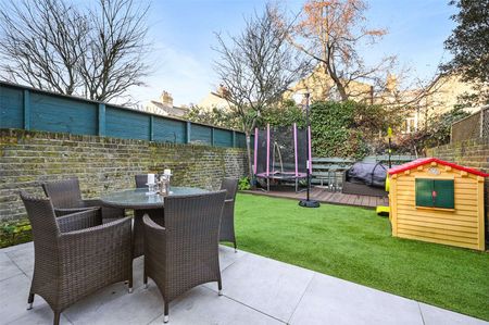 A well-finished five bedroom house located close to Putney High Street and the River Thames. - Photo 3