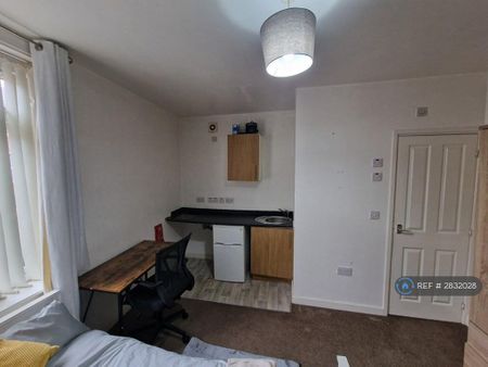 1 bedroom in a house share to rent - Photo 2