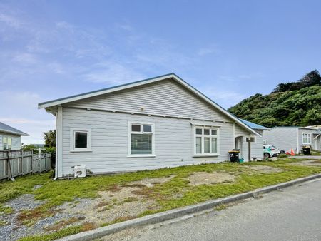 5-BEDROOMS BY THE BEACH! - Photo 2