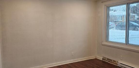 4 1/2 Chomedey 2e Etage + Stationnement - Photo 2