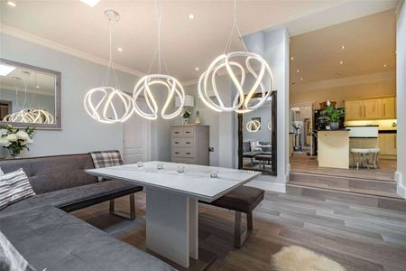 A superb period townhouse in a magnificent, elevated position overlooking the River Dee and Chester racecourse. - Photo 3