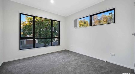 Ready to move in large family home in Hillpark. - Photo 2