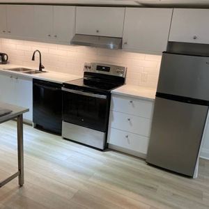 Beautiful fully renovated 2 bedroom + den - Photo 2